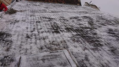 Odklizení sněhu ze střechy
