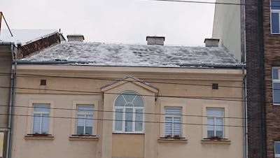 Odklizení sněhu ze střechy